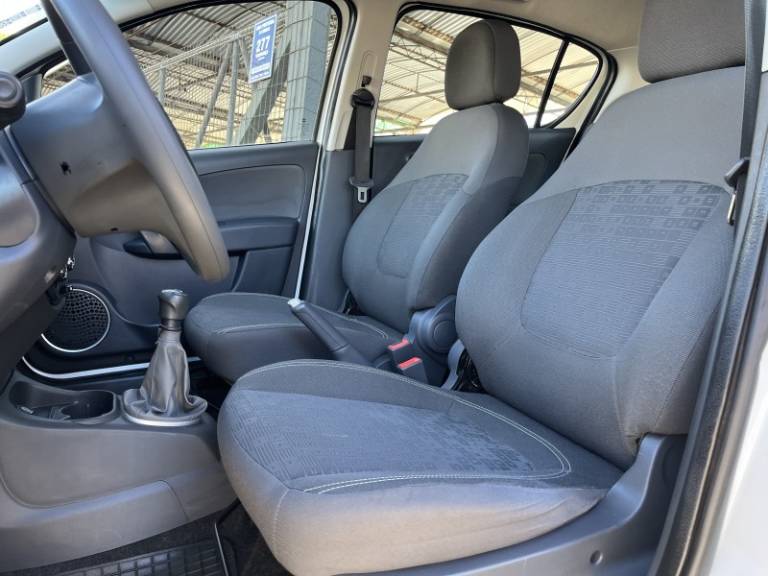 FIAT - PALIO - 2016/2017 - Branca - R$ 48.900,00