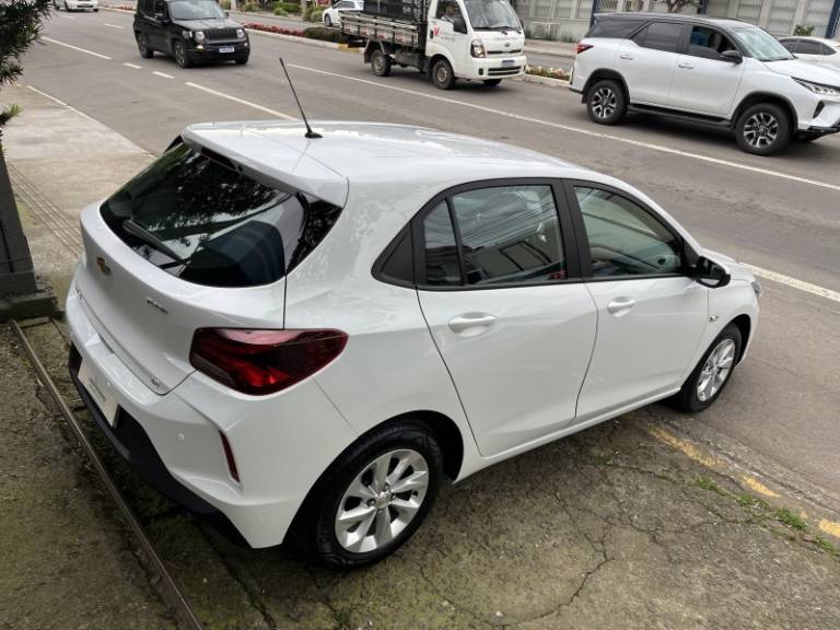 CHEVROLET - ONIX - 2021/2022 - Branca - R$ 79.900,00