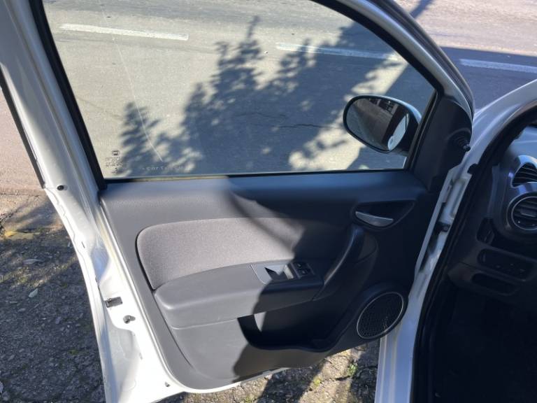 FIAT - PALIO - 2016/2017 - Branca - R$ 47.990,00