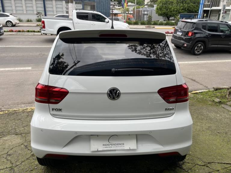 VOLKSWAGEN - FOX - 2014/2015 - Branca - R$ 51.900,00