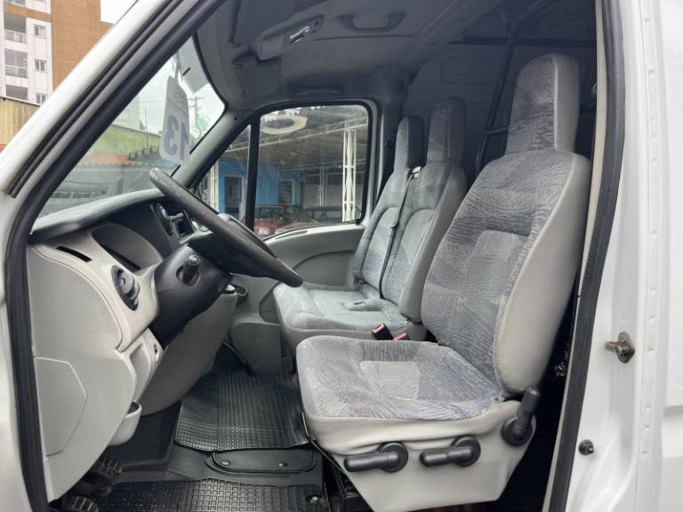 RENAULT - MASTER - 2012/2013 - Branca - R$ 110.000,00