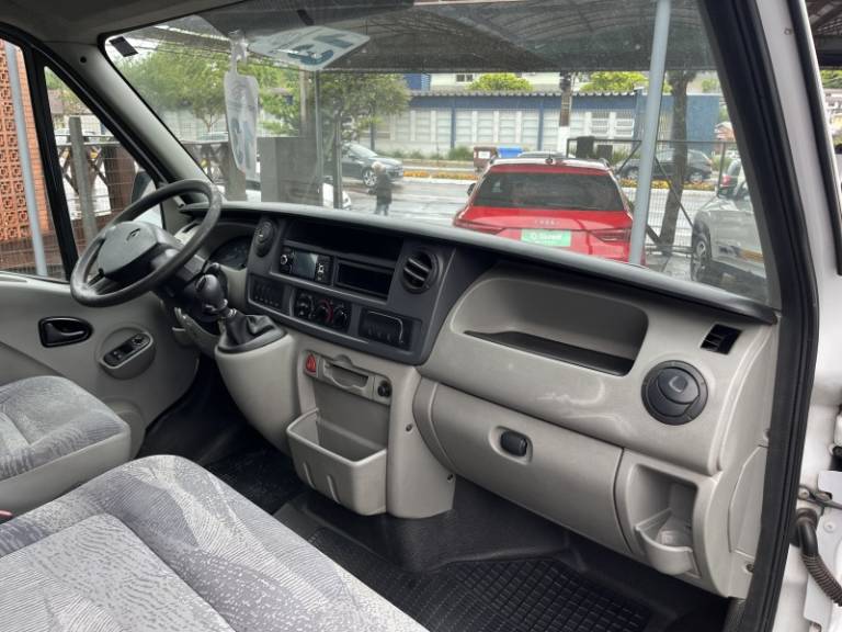 RENAULT - MASTER - 2012/2013 - Branca - R$ 110.000,00