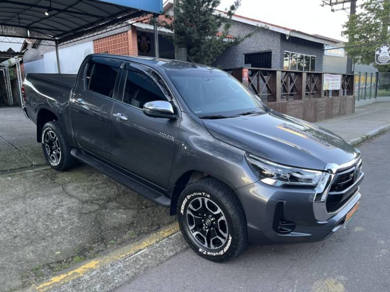 TOYOTA - HILUX - 2022/2022 - Cinza - R$ 265.000,00