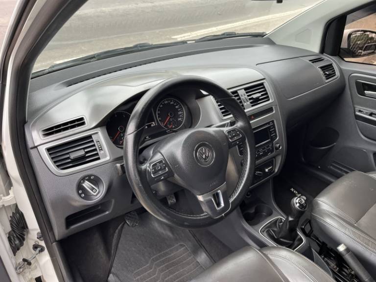 VOLKSWAGEN - FOX - 2014/2015 - Branca - R$ 51.900,00