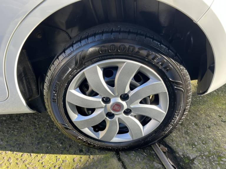 FIAT - PALIO - 2016/2017 - Branca - R$ 47.990,00