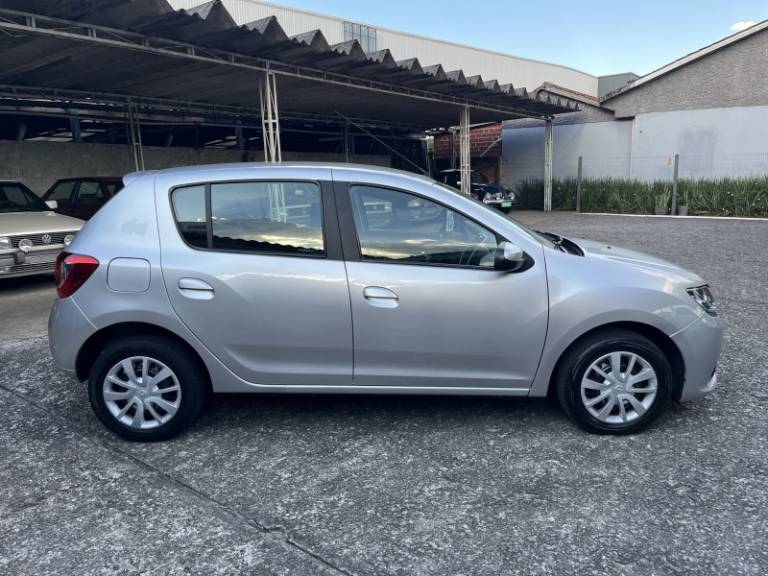 RENAULT - SANDERO - 2015/2015 - Prata - R$ 43.000,00