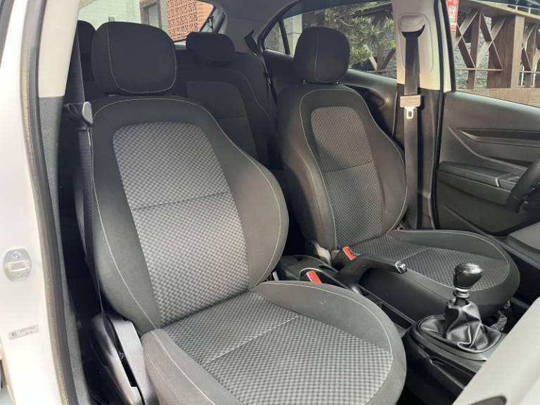 CHEVROLET - ONIX - 2018/2019 - Branca - R$ 55.000,00