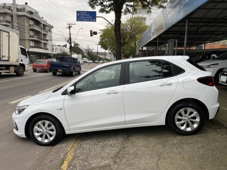 CHEVROLET - ONIX - 2021/2022 - Branca - R$ 79.900,00