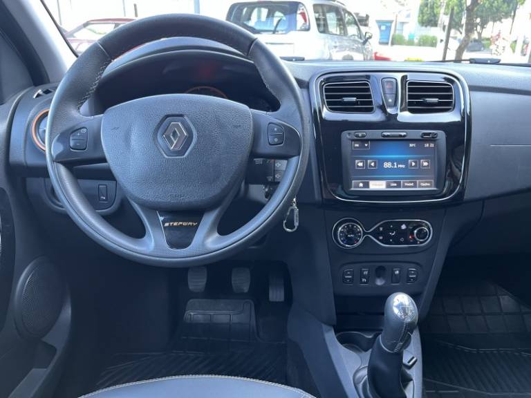 RENAULT - SANDERO - 2014/2015 - Prata - R$ 49.900,00