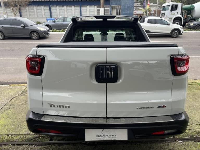 FIAT - TORO - 2016/2017 - Branca - R$ 88.900,00