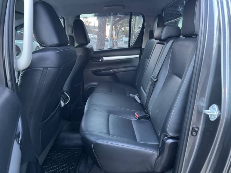 TOYOTA - HILUX - 2022/2022 - Cinza - R$ 265.000,00