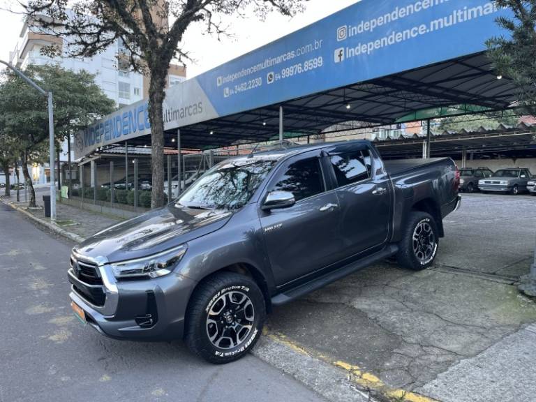 TOYOTA - HILUX - 2022/2022 - Cinza - R$ 265.000,00