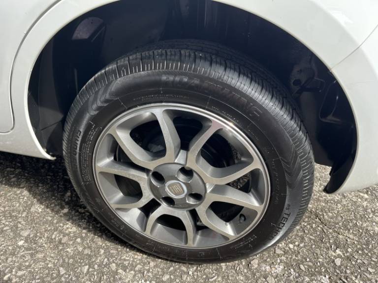 FIAT - PALIO - 2013/2014 - Branca - R$ 39.900,00