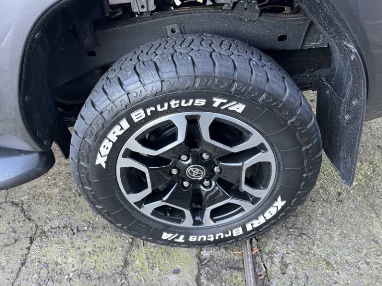TOYOTA - HILUX - 2022/2022 - Cinza - R$ 265.000,00