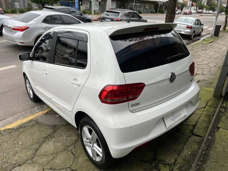 VOLKSWAGEN - FOX - 2014/2015 - Branca - R$ 51.900,00