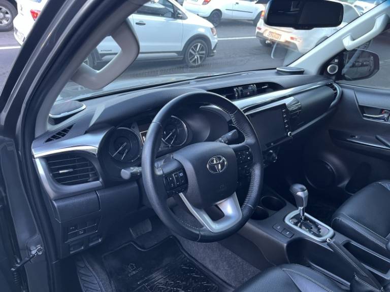 TOYOTA - HILUX - 2022/2022 - Cinza - R$ 265.000,00