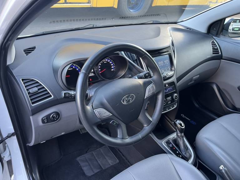 HYUNDAI - HB20S - 2015/2016 - Branca - R$ 66.900,00
